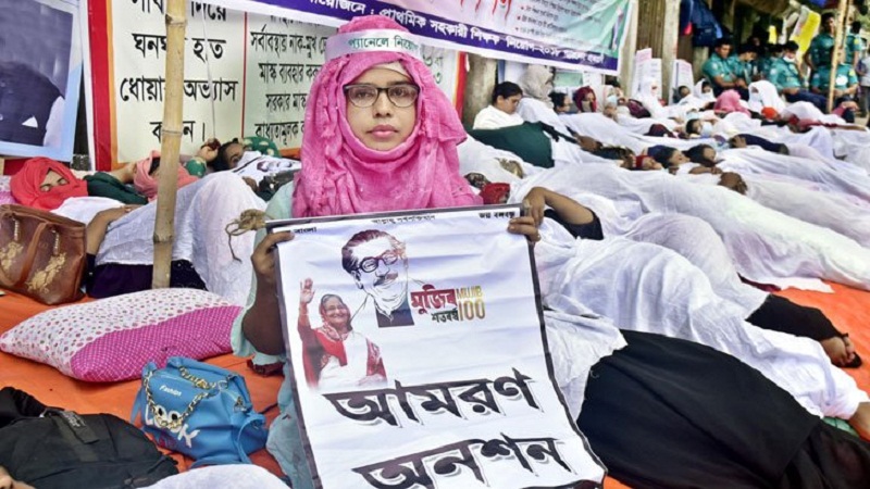 এবার কাফনের কাপড় পরে প্রাথমিক শিক্ষকদের আমরণ অনশন