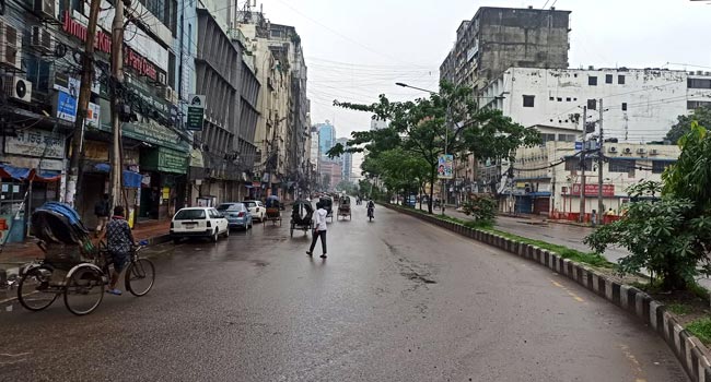 সর্বাত্মক লকডাউনের তৃতীয় দিনে সড়কে  মানুষ-যানবাহনের উপস্থিতি