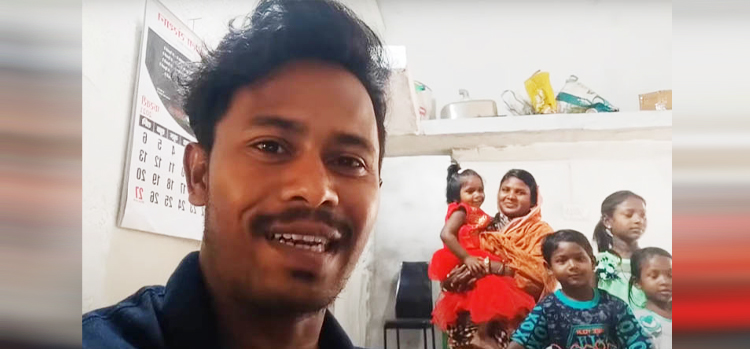 করোনায় কর্মহীন দিনমজুর এখন জনপ্রিয় ইউটিউবার, আয় লক্ষাধিক!