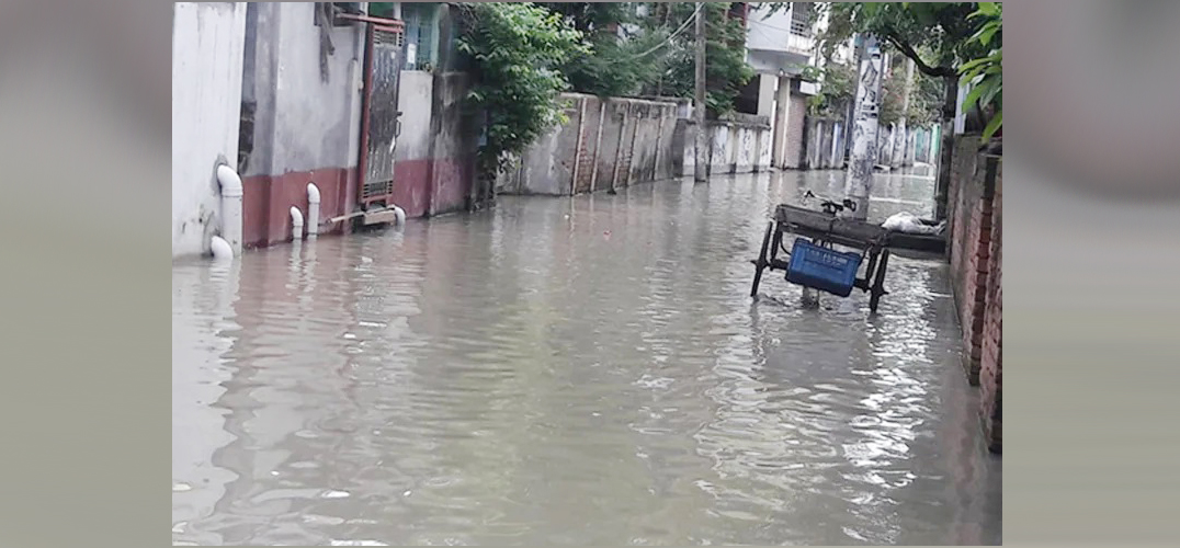 খুলনা সিটিতে জোয়ারের পানিতে প্লাবিত চরম দুর্ভোগে মানুষ 