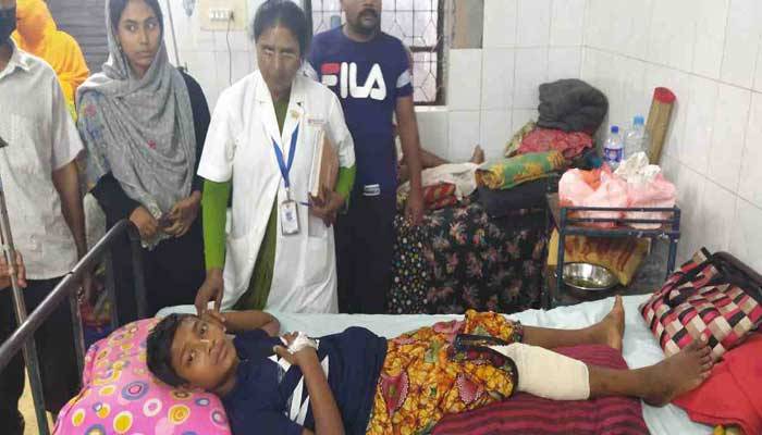 কুমিরের চোখে ঘুষি দিয়ে প্রাণে বাঁচাল কিশোর 
