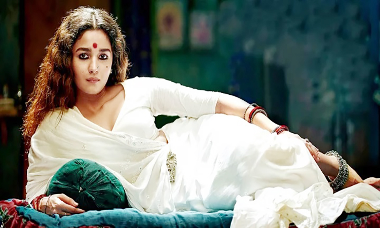 যৌনপল্লীর রানী হয়ে ঝড় তুললেন আলিয়া!