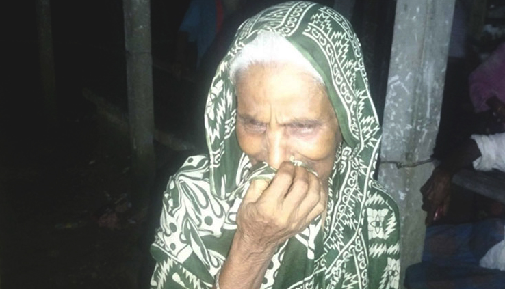 জমি লিখে নিয়ে বৃদ্বা মাকে বাড়ি থেকে বের করে দিলো সৎ ছেলে