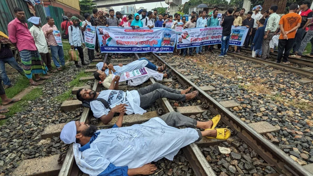 রাজধানীতে রেলপথ অবরোধ করে শ্রমিকদের বিক্ষোভ