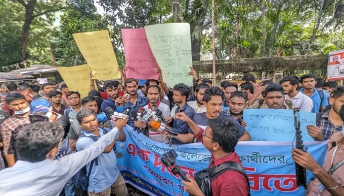 একদফা দাবিতে ৭ কলেজ শিক্ষার্থীদের আমরণ অনশন
