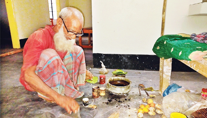 স্বাস্থ্যকেন্দ্রে ভ্যানচালকের সংসার