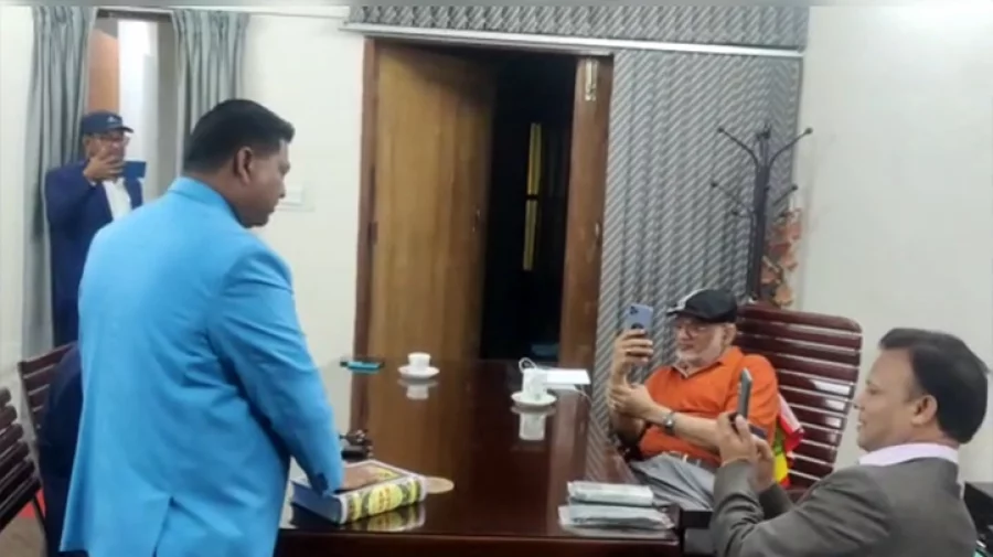 স্থানীয় নেতাদের পক্ষে রাখতে কোরআনে হাত রেখে শপথ, ভিডিও ভাইরাল
