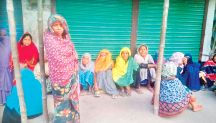 ৫ কেজি চালের জন্য ৪ ঘণ্টা অপেক্ষা