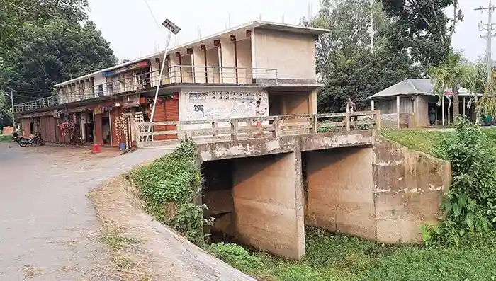 ব্রিজের মুখ বন্ধ করে খালের ওপর আওয়ামী লীগ নেতার মার্কেট