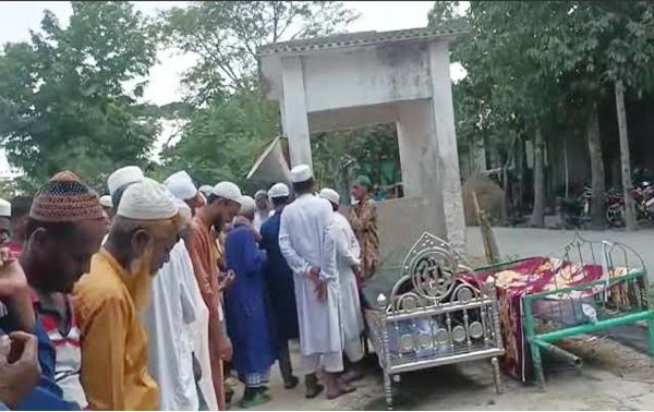 বাবার মৃ’ত্যুর ৪ ঘণ্টা পর মা’রা গেলেন ছেলে, একসঙ্গে জানাজা