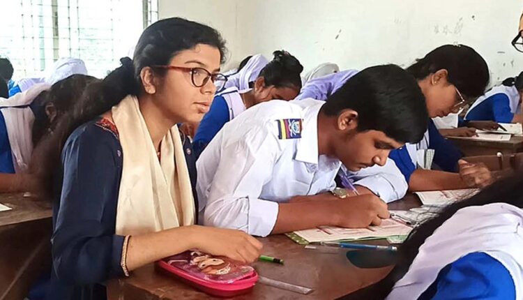 চোখে আলো নেই, অন্যের হাত দিয়ে পরীক্ষা দিচ্ছে নাজীফা