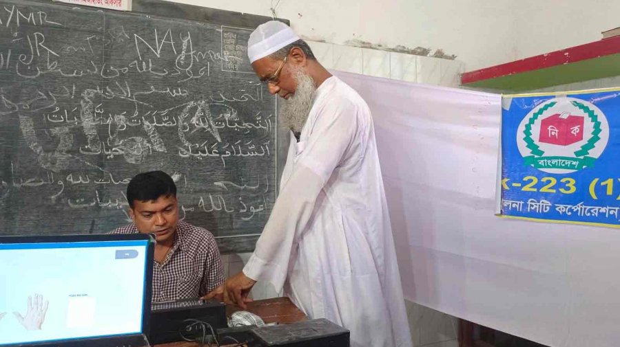 খুলনা সিটি করপোরেশন নির্বাচনে হাতপাখায় ভোট দিলে নৌকা দেখাচ্ছে, অভিযোগ আওয়ালের