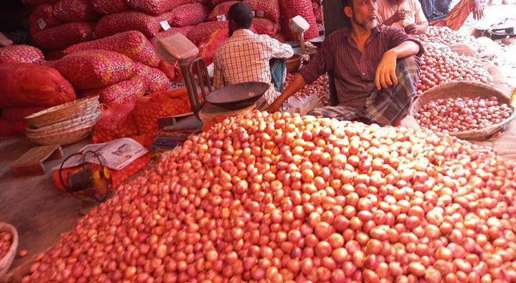 ভারতের ১২ টাকার পেঁয়াজ বগুড়া এলেই ৫০