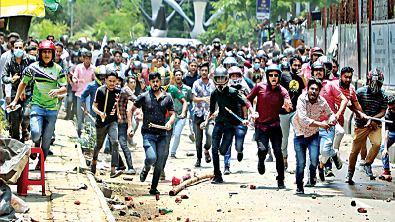 উত্তপ্ত রাজনীতির মাঠ