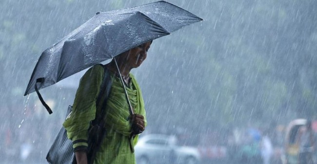 বৃষ্টিতে ভিজছে শহর