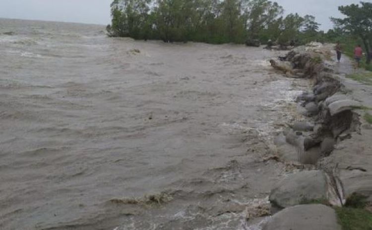 ৪৪ গেট খুলে দিয়েছে : তিস্তার ভাঙনে দিশেহারা মানুষ