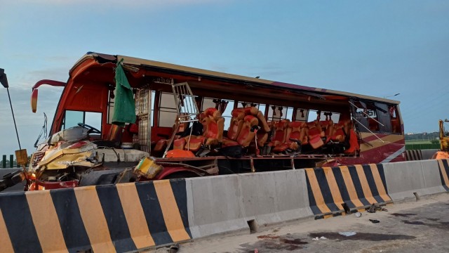 বঙ্গবন্ধু এক্সপ্রেসওয়েতে বাস-ট্রাক সংঘর্ষ, নারীসহ নিহত ৩