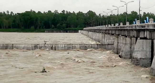 হুহু করে বৃদ্ধি পাচ্ছে তিস্তার পানি, এলাকায় মাইকিং