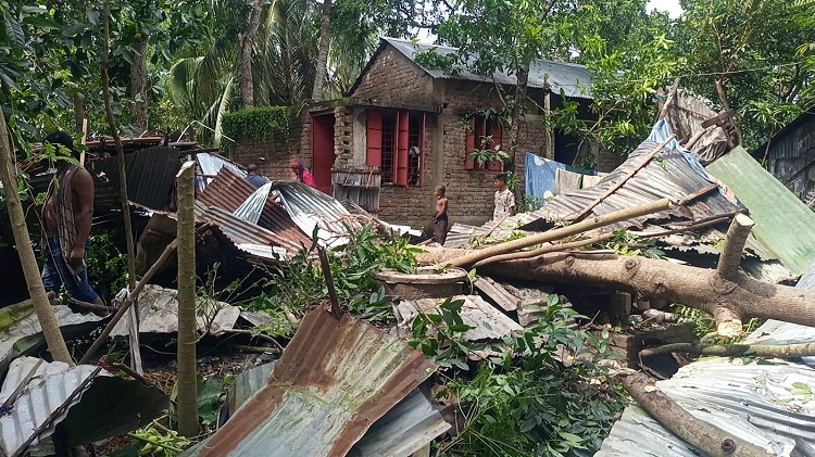 তিন মিনিটের ঘুর্ণিঝড়ে লন্ডভন্ড ফরিদপুরের কয়েকটি গ্রাম