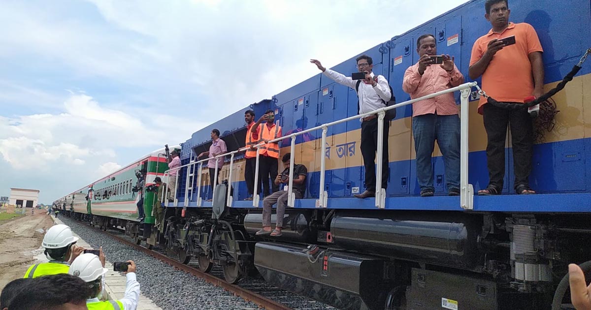 পদ্মা সেতু দিয়ে ছুটছে ট্রেন, উচ্ছ্বসিত দক্ষিণাঞ্চলের মানুষ