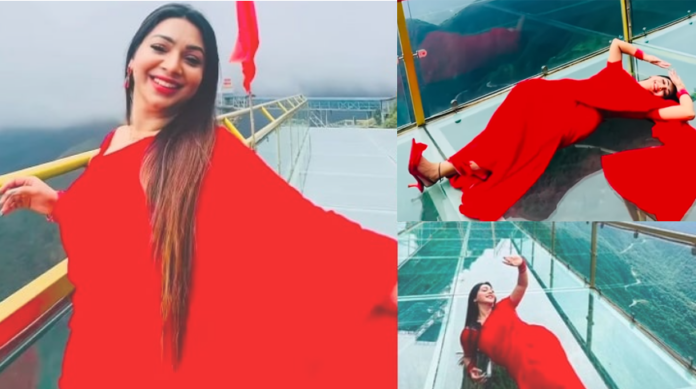 কাচের ব্রিজে শুয়ে পড়লেন প্রভা