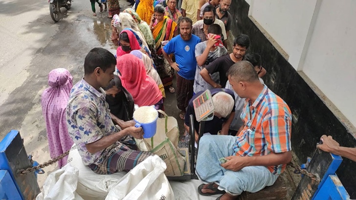 নিম্নবিত্তের পাশাপাশি ওএমএস লাইনে বাড়ছে মধ্যবিত্তের ভিড়