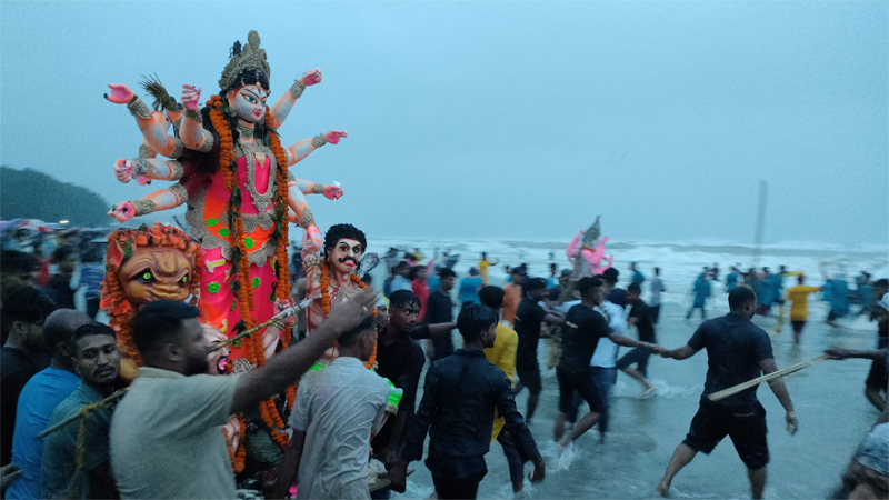 কক্সবাজারে উত্তাল সাগরে প্রতিমা বিসর্জন