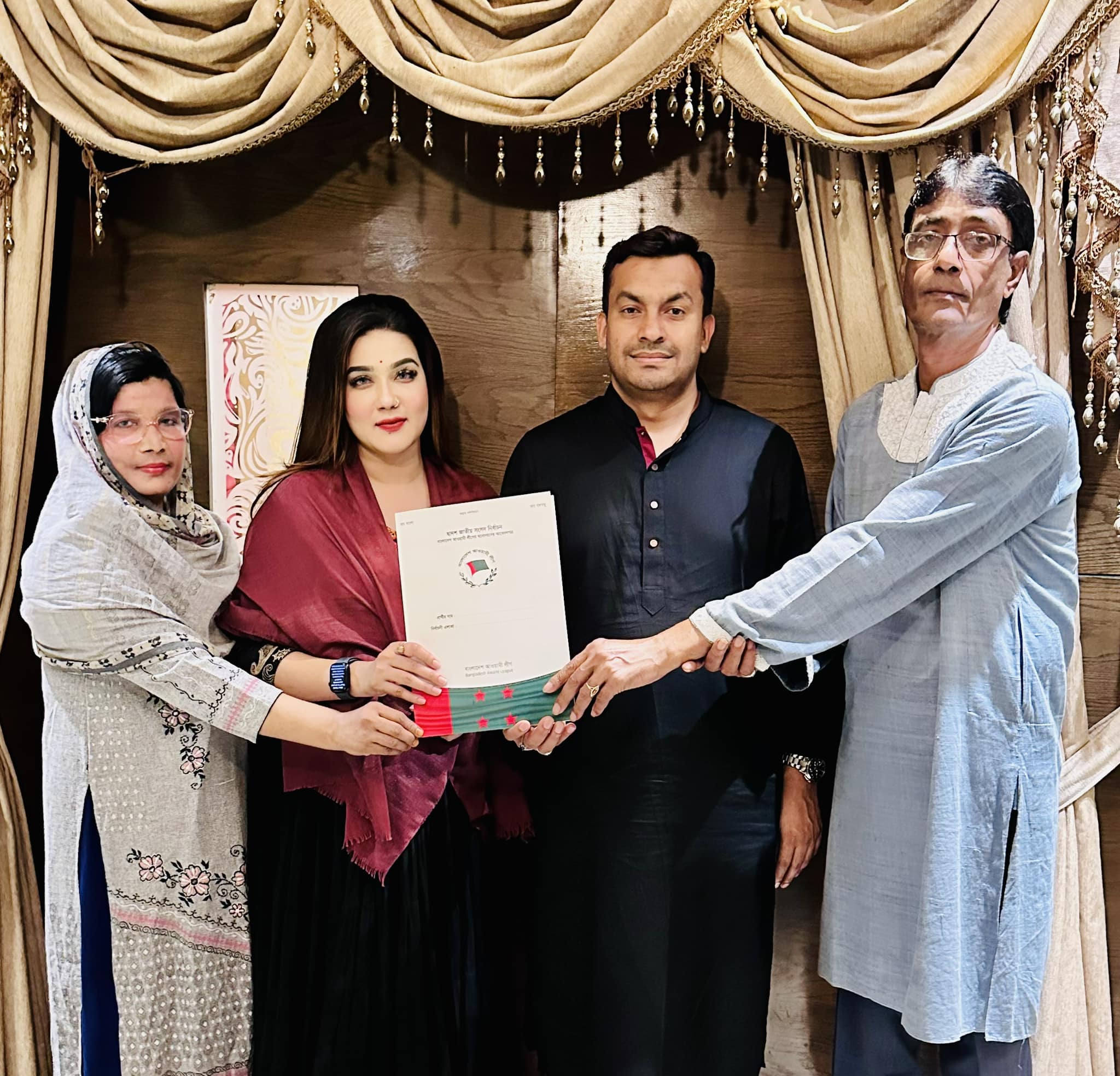 নৌকার মনোনয়ন ফরম কিনলেন মাহিয়া মাহি