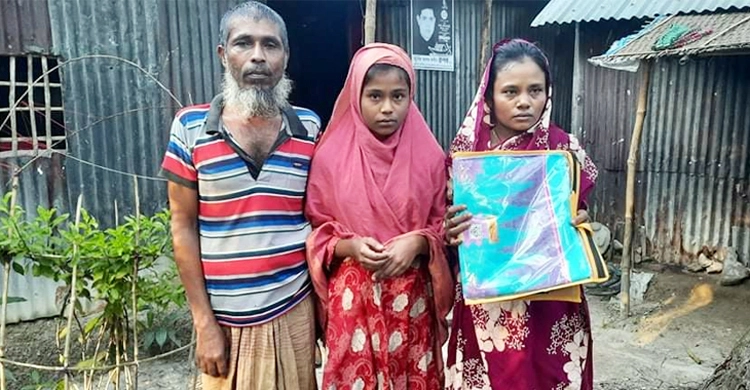 মেয়ের অ্যাসাইনমেন্টের খরচ দিতে পরনের কাপড় বিক্রি করলেন মা