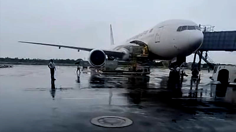শাহ আমানতের রানওয়েতে বিমানে যান্ত্রিক ক্রটি: অল্পের জন্য রক্ষা পেলেন ৩৮৭ যাত্রী