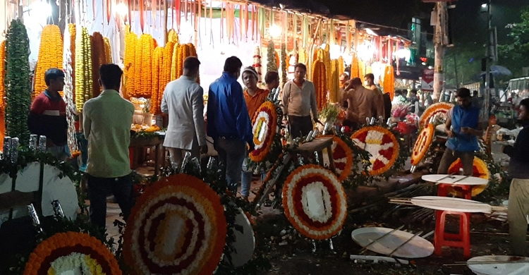 বিজয় দিবসের আনন্দ নেই শাহবাগের ফুল বিক্রেতাদের মনে