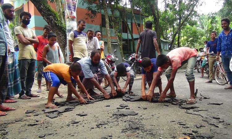 হাত দিলেই উঠে যাচ্ছে কার্পেটিং!