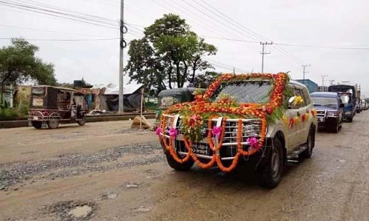 কক্সবাজারের এসপিকে বর বেশে বিদায়