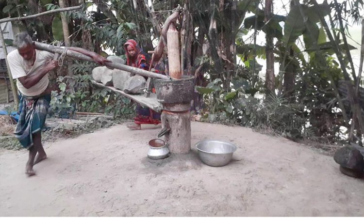 কলুর বলদের কাজ করছেন স্বামী-স্ত্রী