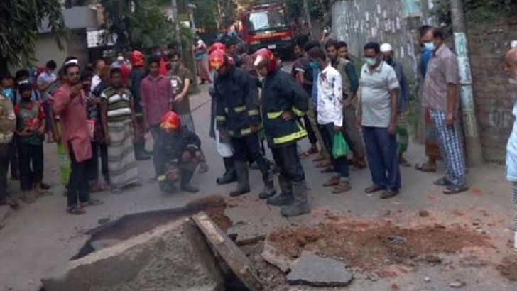 ইন্দিরা রোডে একের পর এক বিস্ফোরণ, উড়ে গেল ম্যানহোলের স্ল্যাব