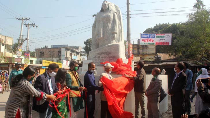 বেগম রোকেয়ার ভাস্কর্য উন্মোচন, ছিলেন না কোনো জনপ্রতিনিধি