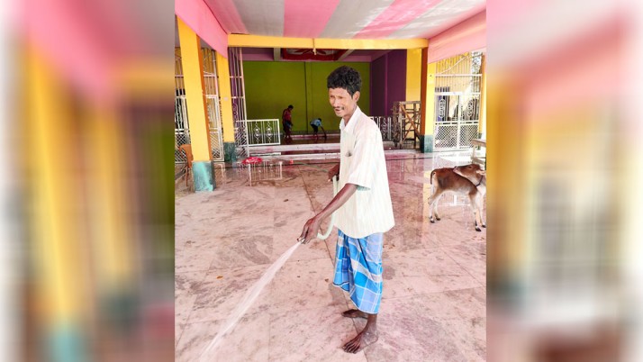 ২৬ বছর ধরে পুজোর জোগাড়ে মকবুল