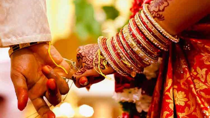 ধর্ম বদলে বিয়ে, আতঙ্কে দম্পতি