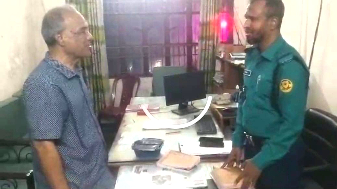 হঠাৎ ভোরে পুলিশের টহল কার্যক্রম পরিদর্শনে স্বরাষ্ট্র উপদেষ্টা