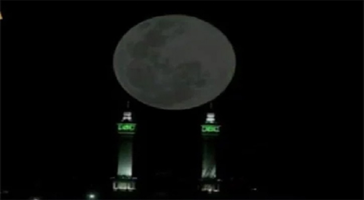 কাবা শরিফের ওপর পূর্ণ চাঁদের বিরল দৃশ্য