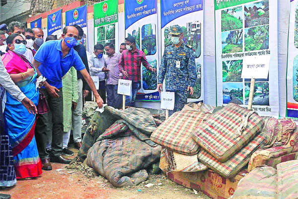 ঢাকার খালে মিলল ফ্রিজ-টিভি লেপ-তোশক