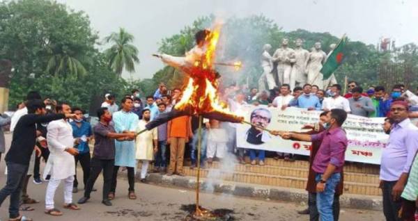 মামুনুল হক ও চরমোনাই পীরের কুশপুত্তলিকা দাহ করেছে মুক্তিযুদ্ধ মঞ্চ