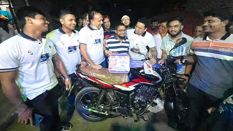মোটরবাইকে আগুন ধরিয়ে দেওয়া চালককে বাইক উপহার গোলাম রাব্বানীর