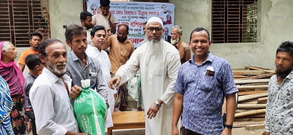 দেশে অস্ট্রেলিয়া প্রবাসী  রাশিদুল হকের পক্ষ থেকে ত্রান বিতরন করা হয়