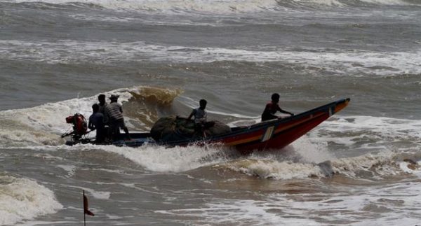 ভারতীয় জেলেদের পাথর দিয়ে পেটাল শ্রীলংকার নৌবাহিনী!